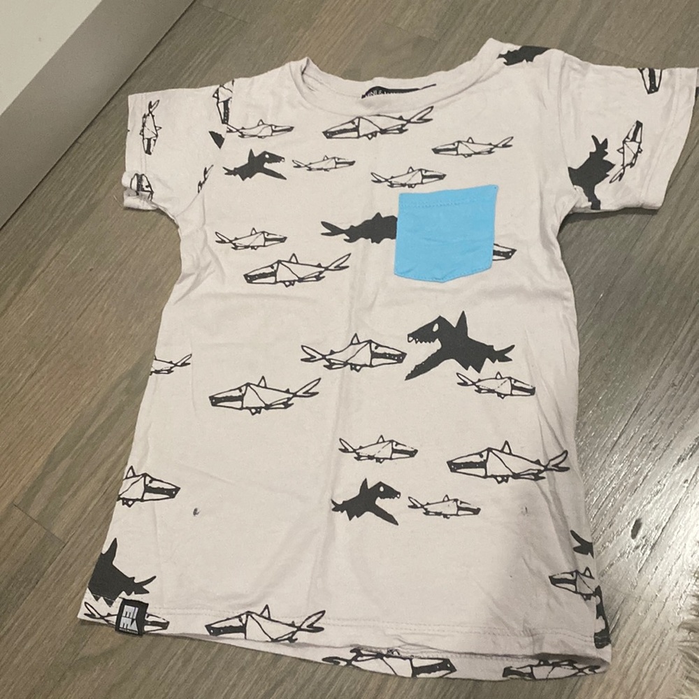 Mini & Maximus shark tee